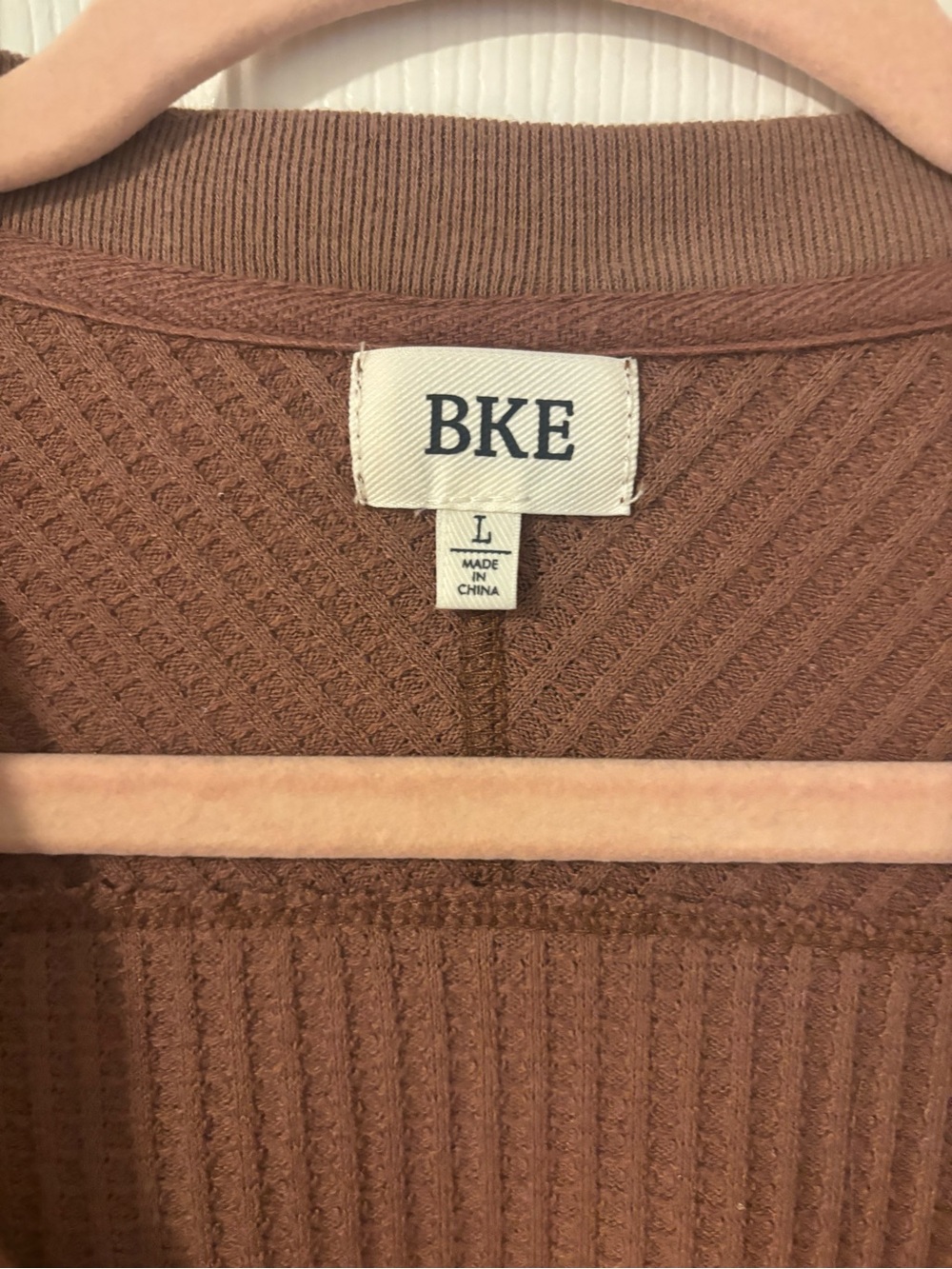 BKE Ribbed Waffle Split V Pullover in Warm mauve - Picture 3 of 3
